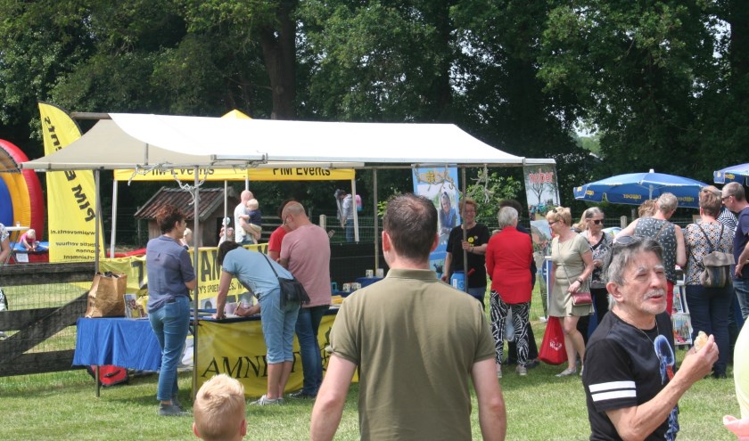 Drukte bij de kraam van Amnesty. Foto: PR