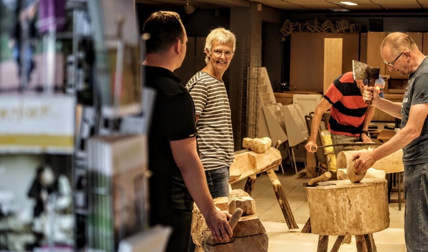 De deelnemers aan de cursus klompen maken aan de slag in de nieuwe werkplaats in de voormalige buurtsuper. Foto: Luuk Stam