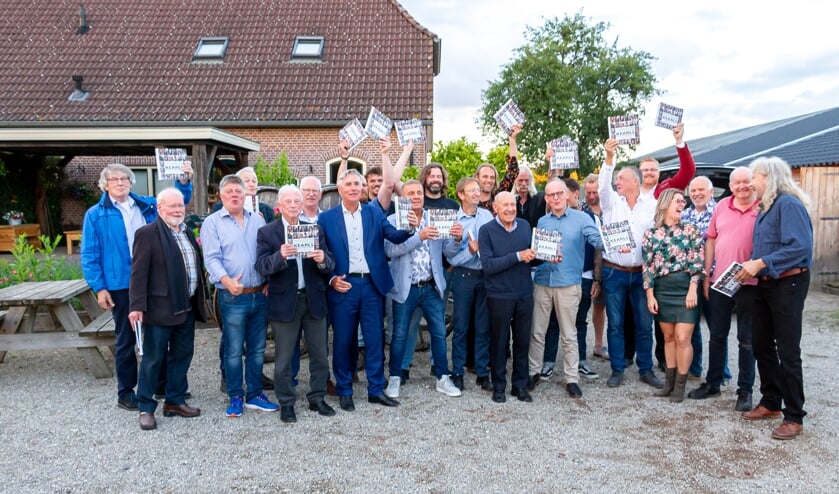Geïnterviewde Achterhoekse Kearls, schrijvers m/v en fotograaf bijeen, trots op hun boek. Foto: Liesbeth Spaansen
