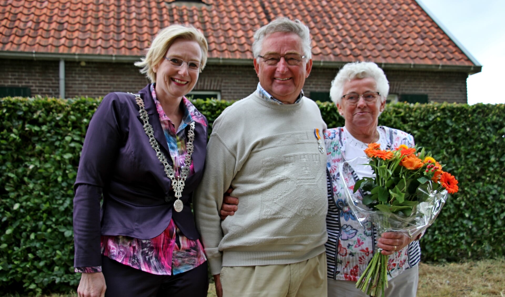 Burgemeester Marianne Besselink bij de gedecoreerde Toon Folmer en zijn trotse vrouw Gerry. Foto: Liesbeth Spaansen