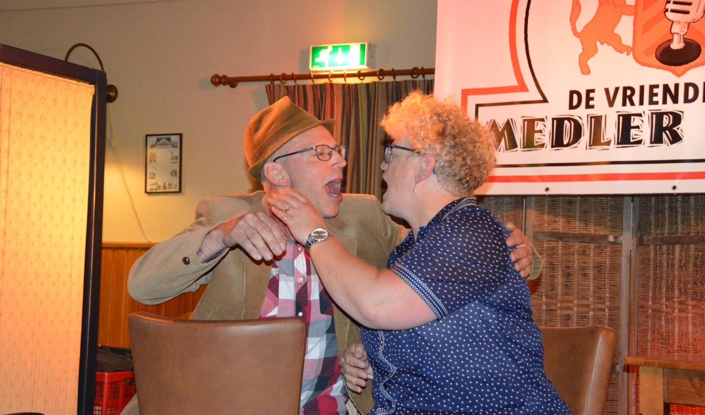 De publieksjury wees Gerrit en Erna Otten als Gait-Willem en Egberdina met het nummer 'Omdat ik zoveel van je hou!' van Willy en Willeke Alberti als winnaars aan. Foto: PR. 