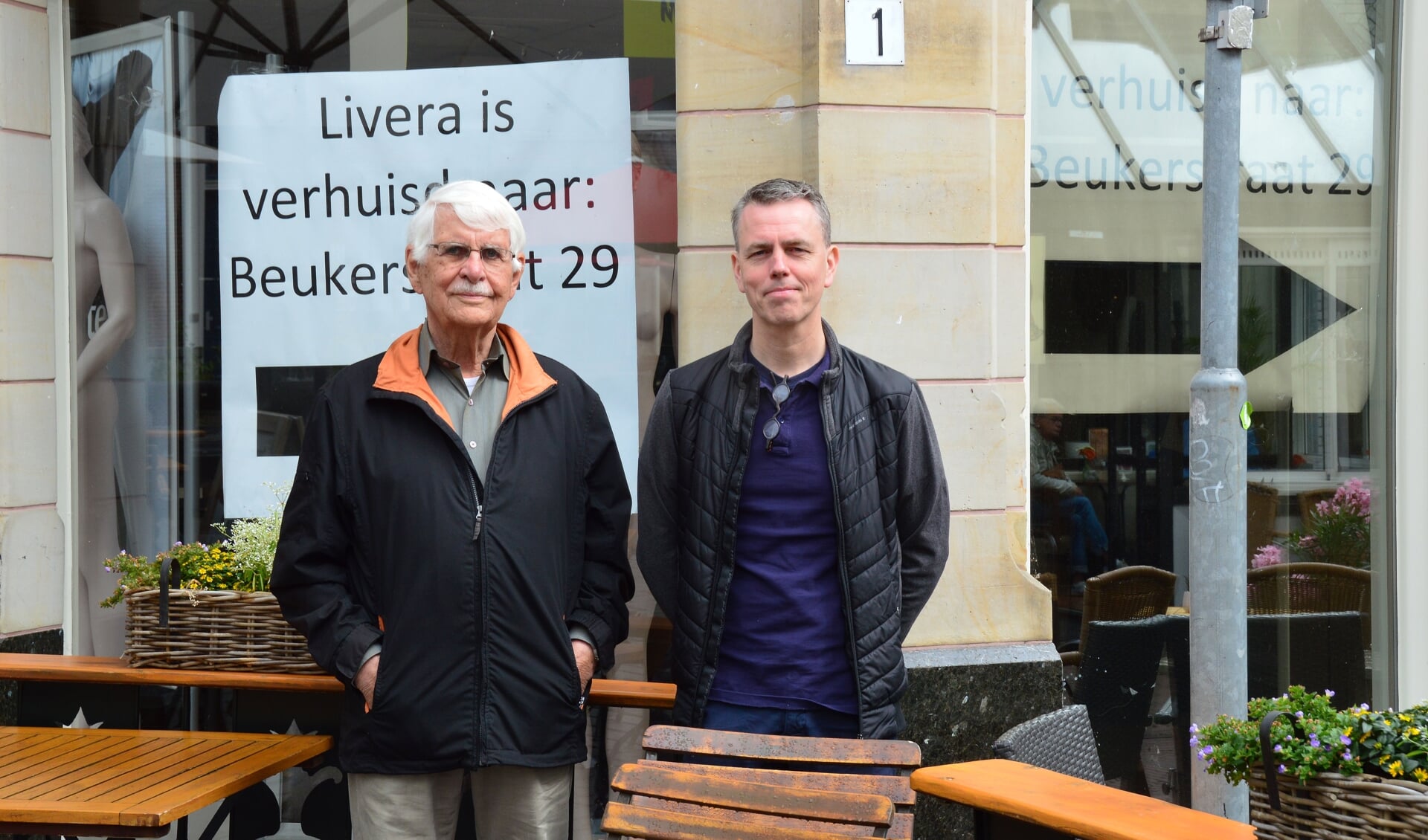 Jan Burger en Han Nieuwenhuis van Stichting Stadsduiven Zutphen voor het winkelpand van de voormalige Livera aan de Sprongstraat. Foto: Alize Hillebrink