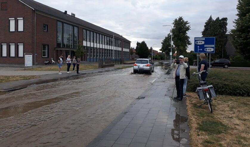 Door de gesprongen waterleiding kwam de straat al snel blank te staan. Foto: Annekée Cuppers