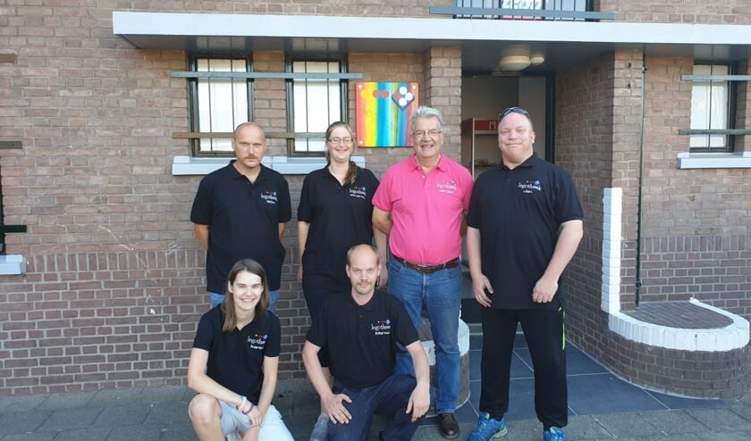 De vrijwilligers van de legotheek in hun nieuwe poloshirts. Foto: PR