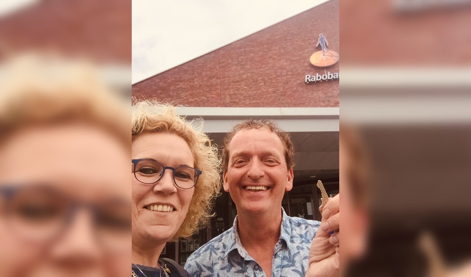 John en Monique van der Voort met de sleutel van het Rabobank pand in Vorden die is overgedragen aan het Zelhemse echtpaar. Foto: PR. 