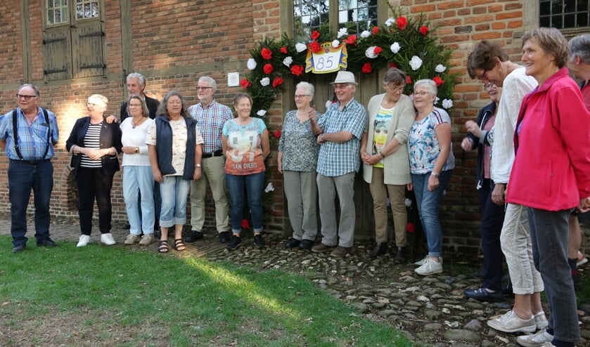 Een aantal vrijwilligers heeft in een spontane actie de ingang van de Lebbenbrugge vesierd. Foto: Ben Tragter