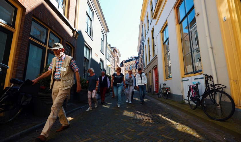 Een gids laat deelnemers tijdens de wandeling bijzondere plekken in de binnenstad van Zutphen ontdekken. Foto: PR