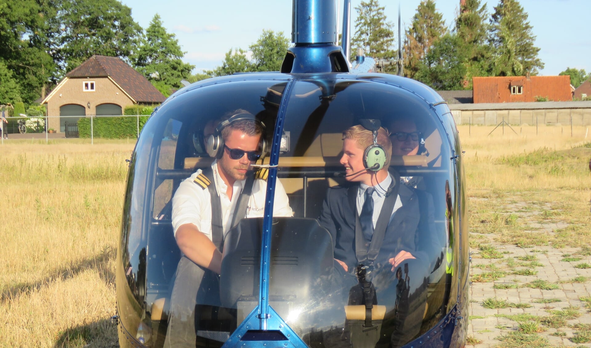 Seb van Dijk naast de piloot in de helikopter. Foto: Bert Vinkenborg