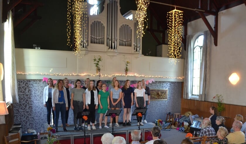 De koren Plica vocalis en @Seven sloten het seizoen 2018-2019 muzikaal af met een zomers concert in de voormalige Kapel. Foto: PR.