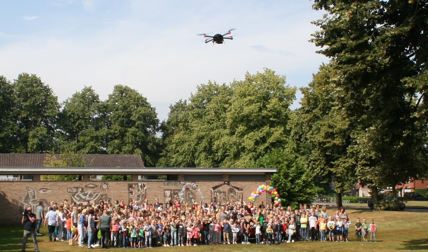 Alle leerlingen gaan met behulp van een drone op de foto. Foto: Jos Betting