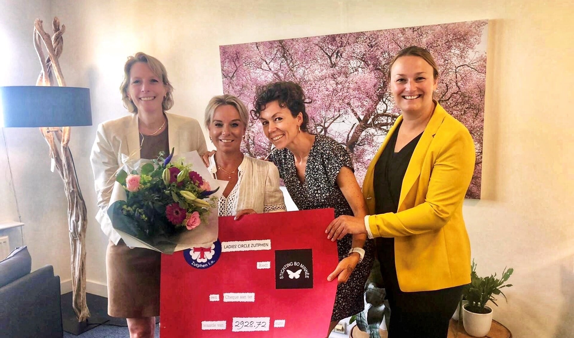 Drie dames van de Ladies Circle Zutphen e.o. overhandigen de cheque aan Patty Minnée van de Stichting Bo Minnée. Foto: PR