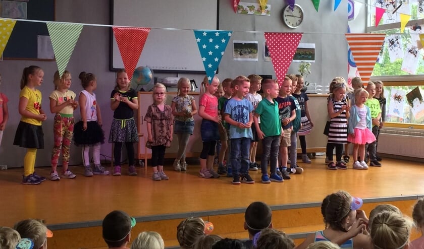 De kinderen bezorgen juf Diana een leuke laatste schooldag. Foto: eigen foto