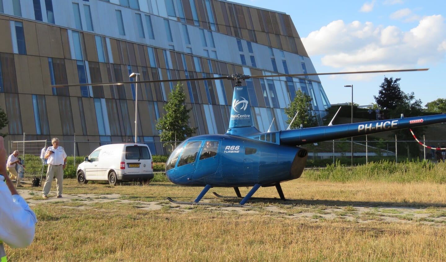 De helikopter landde in het veldje naast de school. Foto: Bert Vinkenborg