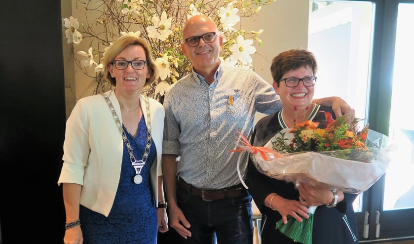 Sjaak Hulshof met echtgenote Tjardy en links locoburgemeester Marieke Frank. Foto: Theo Huijskes