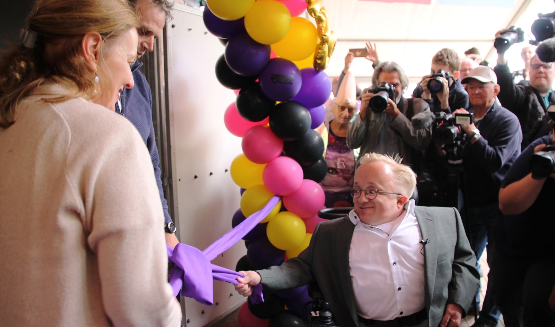 Minister van gehandicaptenzaken Rick Brink opent het MIVA Las Vegas-hotel. Foto: Jos Betting