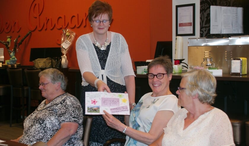 Joke overhandigt de cheque aan Else. Foto; Ans ter Horst