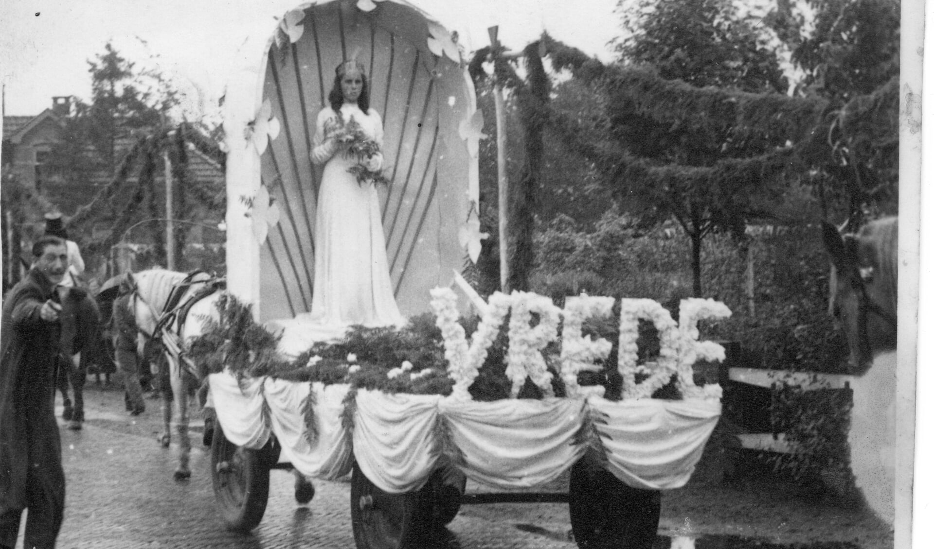 Bevrijdingsoptocht met de wagen van Het Hoge: 'Vrede'. Deze optocht werd gehouden rond Koninginnedag (Koningin Wilhelmina) op 31 augustus 1945. Foto: PR