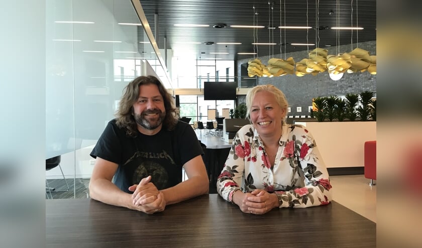 Ideeëndokter Johan Godschalk op de plek waar hij vanaf 6 september wekelijks een inloopspreekuur houdt. Naast hem Mirjam Mellink, eveneens betrokken bij het project. Foto: PR gemeente Berkelland