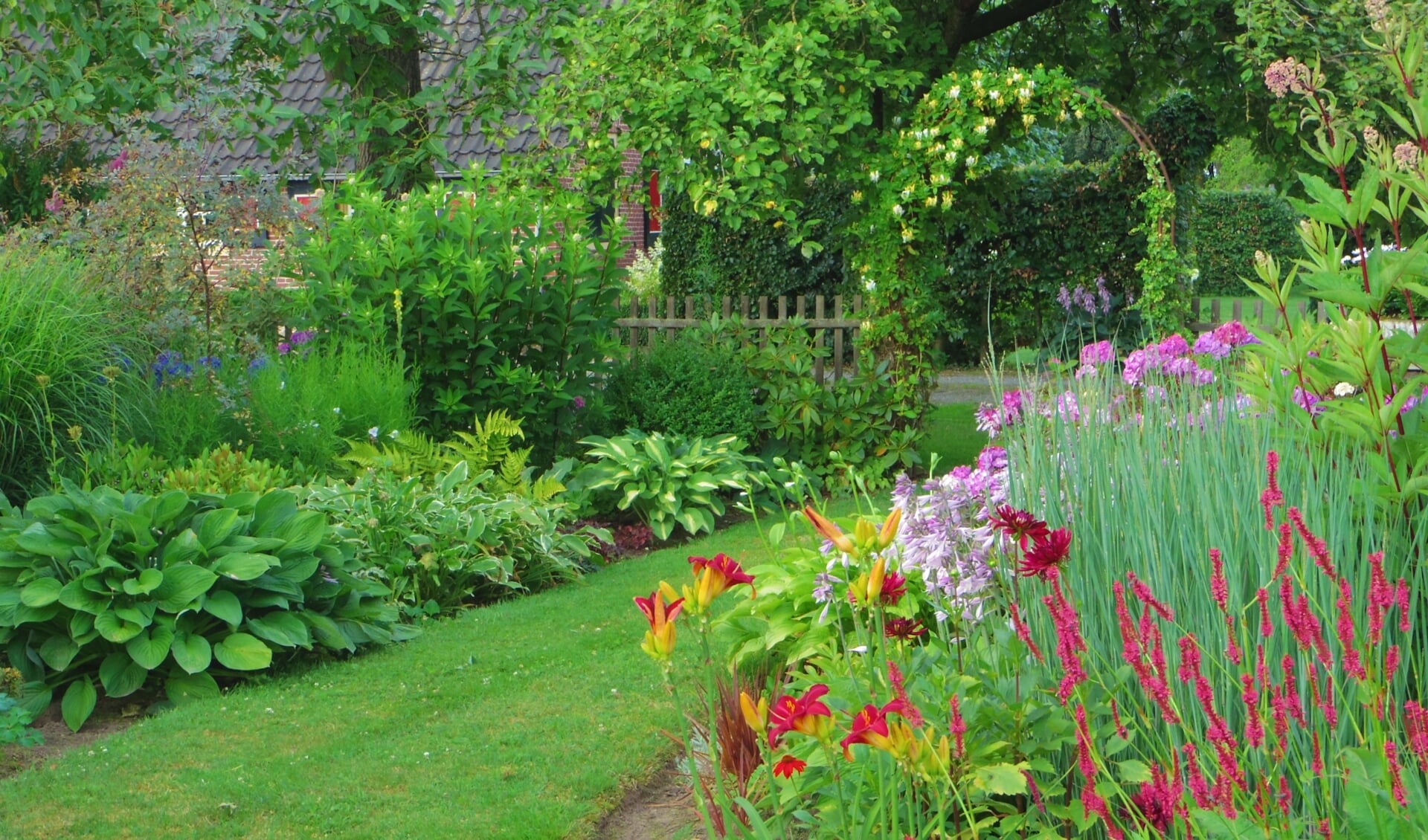 Tuin 'De Valk' aan de Buitenvelderweg 2 in Ruurlo is een romantische landschappelijk tuin van ruim 5000 vierkante meter met heel veel borders. Foto: PR. 