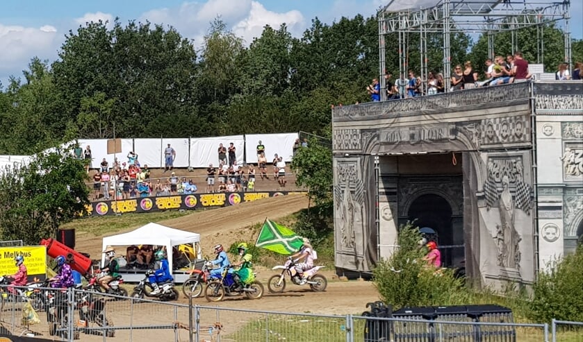 Boets vrienden houden een ereronde voor hem. Foto: Henri Walterbos