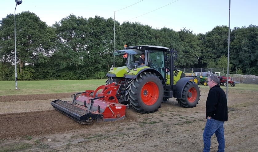 De baan preparatie voor de tractor pulling in Ruurlo heeft in de komende dagen nog volop de aandacht van de baancommissie van de organisatie. Foto: PR.