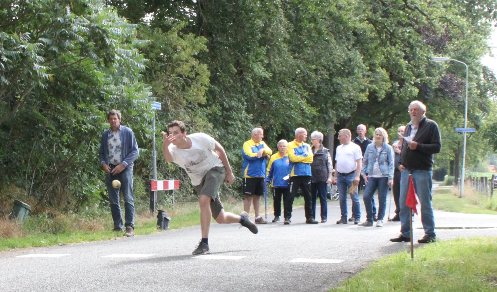Frank Scheffer in actie tijdens de klootschietmarathon in Delden. Foto: PR. 