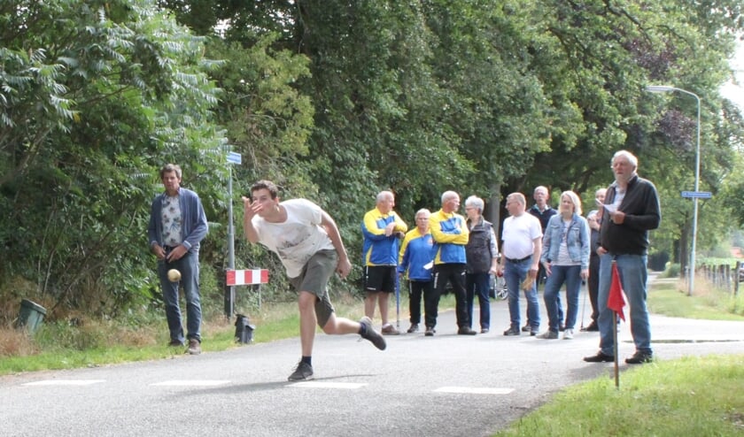 Frank Scheffer in actie tijdens de klootschietmarathon in Delden. Foto: PR.