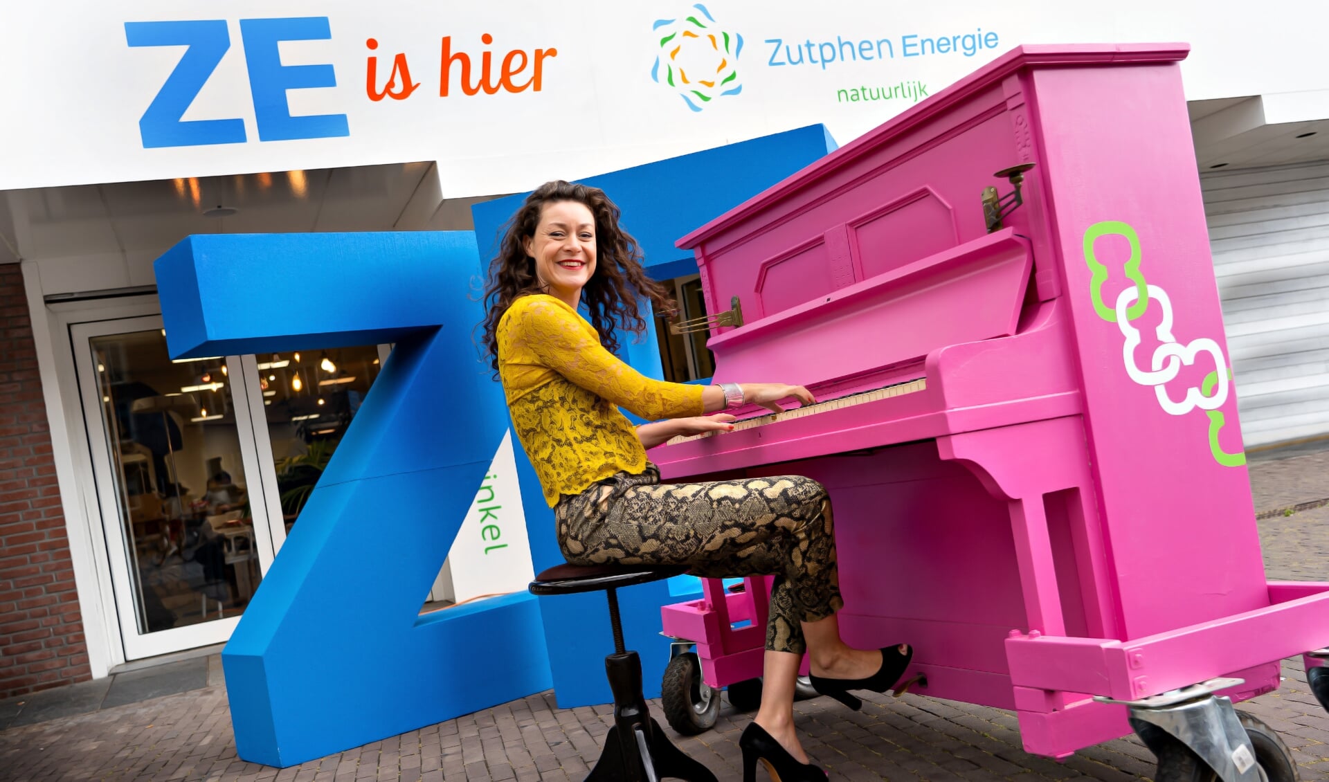 Op de piano voor de Energiewinkel bracht Merel Hubatka het lied ten gehore. Foto: PR