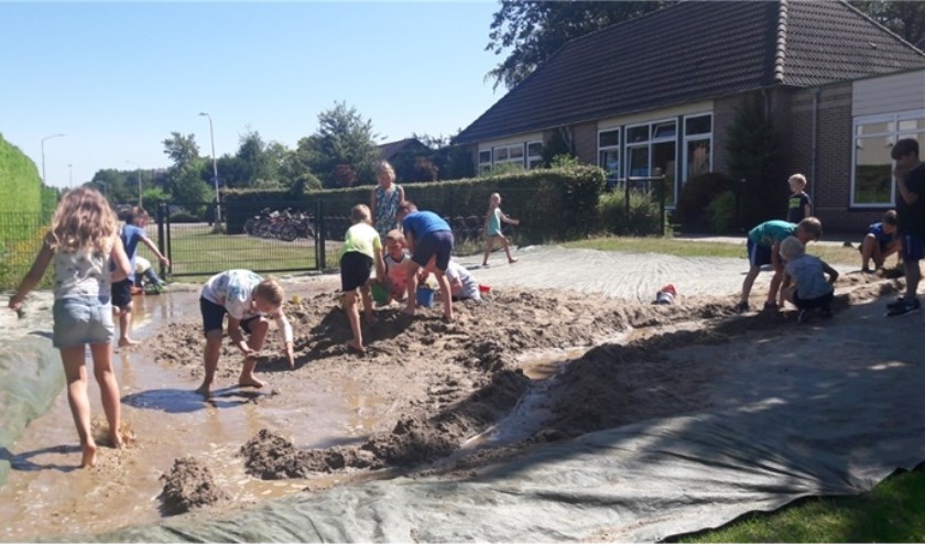 De kinderen konden zich naar hartenlust uitleven op het Kranenburgse schoolpein. Foto: PR