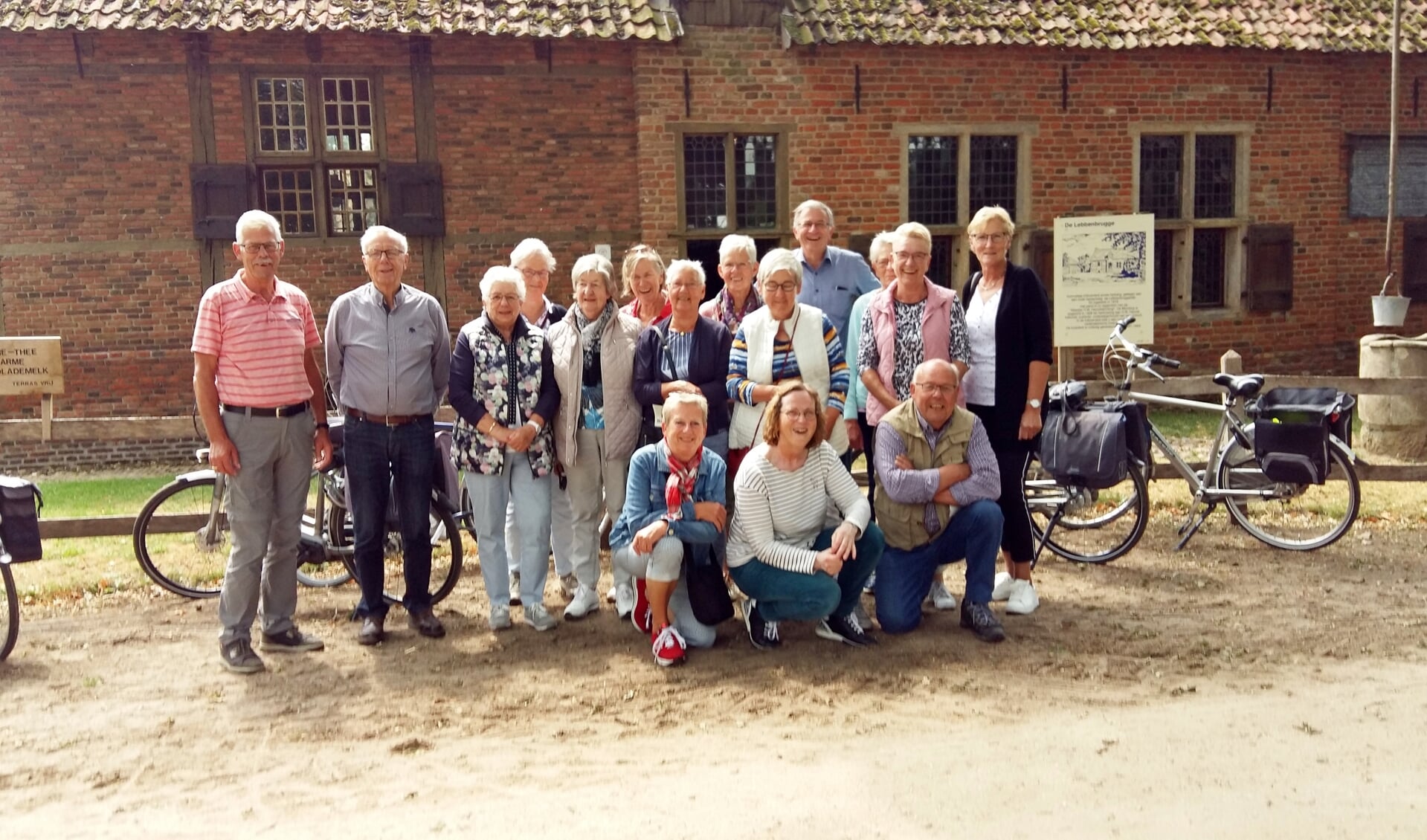 Leden van KBO Keijenborg fietsten door de Achterhoek en bezochten Museumboerderij De Lebbenbrugge. Foto: PR