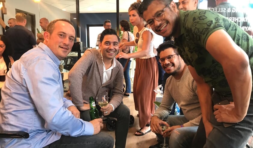 Het kantoor van TipTop personeelsdiensten werd feestelijk geopend. Tweede van links: Joshua Dekker. Foto: PR