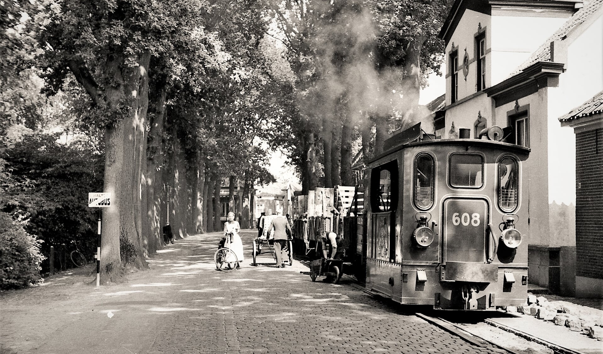Foto gemaakt aan de Rijksstraatweg in Warnsveld in 1939 door J.B. Thate toen daar de tramrails verwijderd werden. Foto: Erfgoedcentrum Zutphen