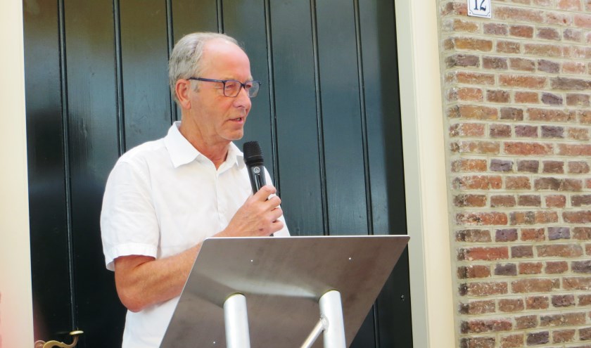 Jos Wessels bij de opening van de tentoonstelling. Foto: Bernhard Harfsterkamp