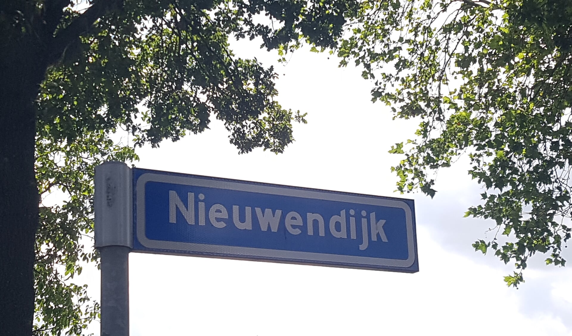 Buurman Arink wil graag dat ook de zijde aan de Nieuwendijk landschappelijk wordt ingepast. Foto: Kyra Broshuis