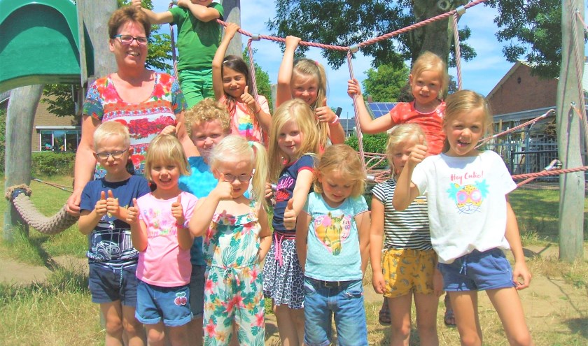 Juf Doortje IJnsen met 'haar' kinderen. Foto: Reinier Kroesen