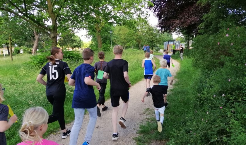 De jongeren deden enthousiast mee aan de sponsorloop. Foto: Luuk Aalbers