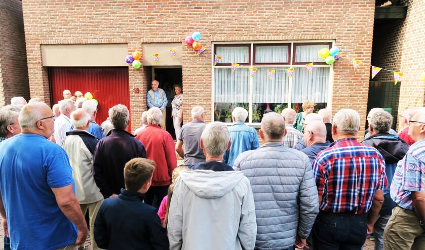 Inter Nos trakteert de 80-jarige Joop Abbink op een vocaal eerbetoon. Foto: Theo Huijskes