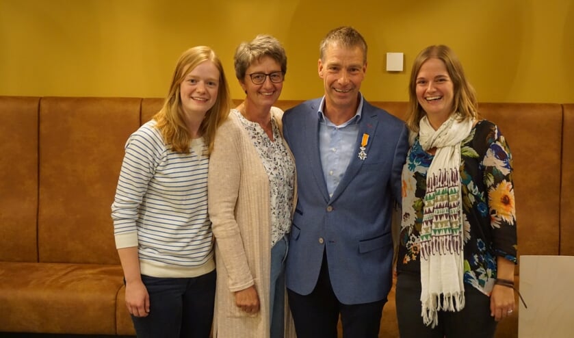 Johan Pennings te midden van zijn gezin. Foto: PR Gemeente Aalten