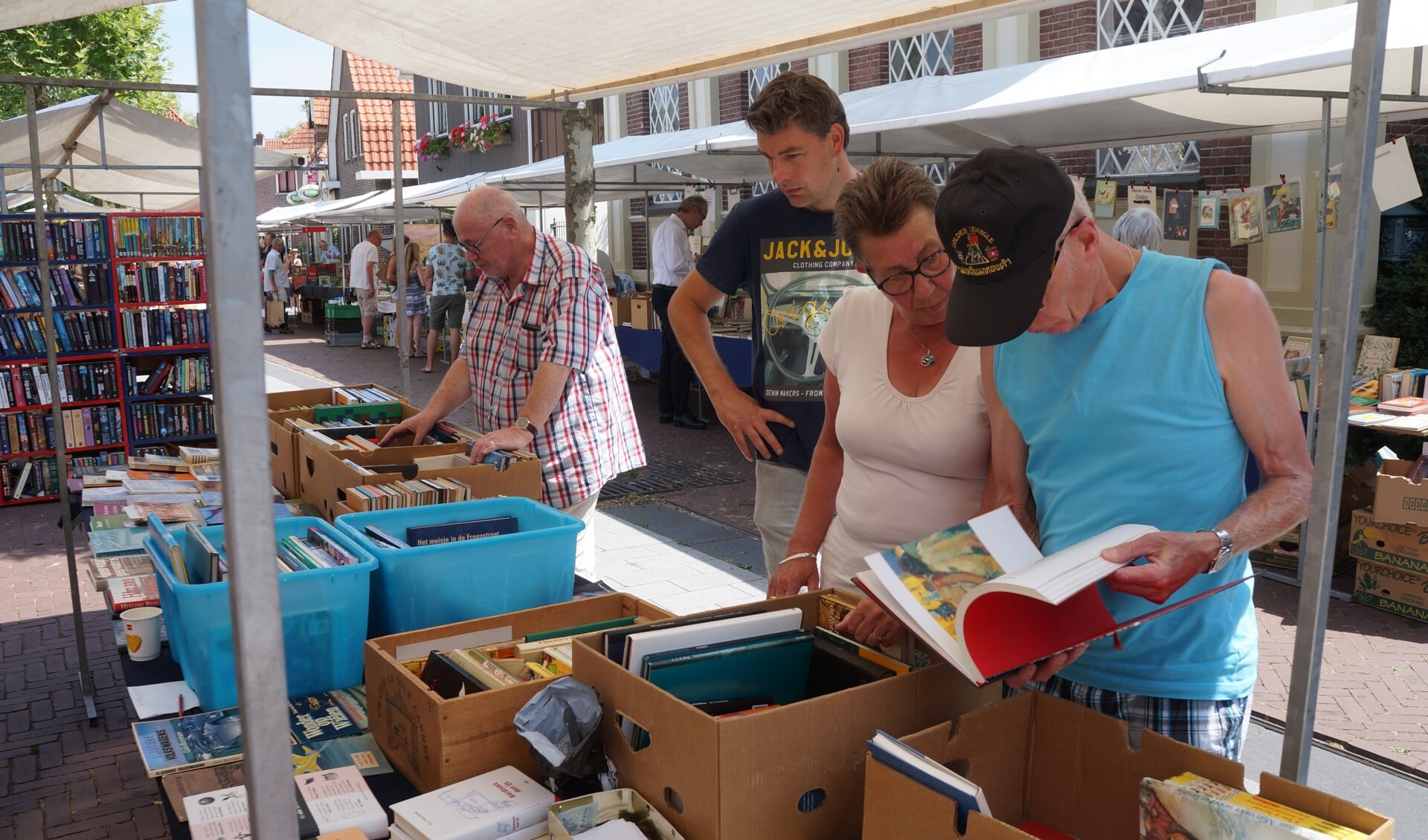 De boekenmarkt in Borculo trekt altijd veel bezoekers. Foto: PR