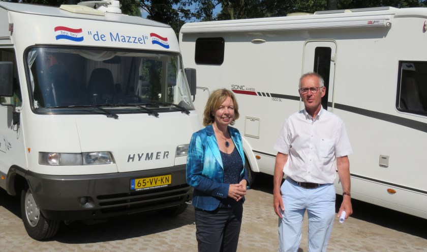 Wethouder Ingrid Lambregts en Ruud Gardenbroek (namens NKC) hebben de camperplekken geopend. Foto: Bert Vinkenborg