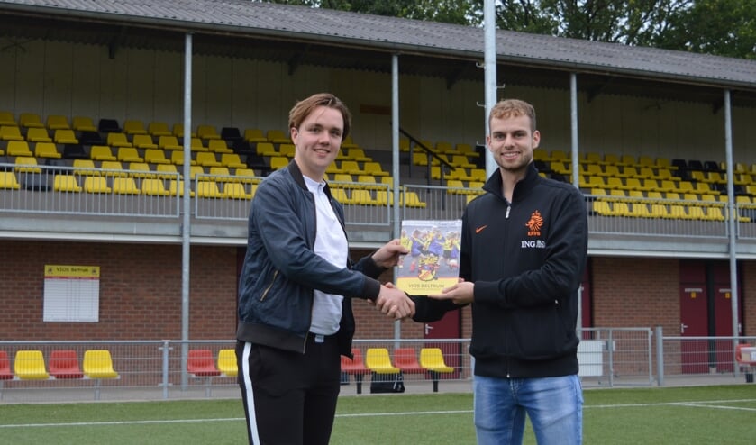 foto Daan te Brake (links) overhandigt Daan te Brake het eerste exemplaar aan Flin Schutten. Foto: Marco Heutinck