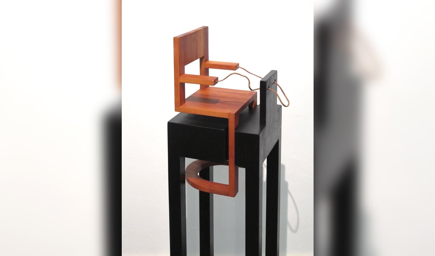 Bert Aalbers is meubelmaker en maakte deze tafelruiter. Foto: PR