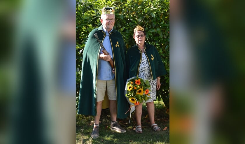 Schutterskoning Bertus Menkveld met zijn koningin Rikie. Foto: Rob Verkerke