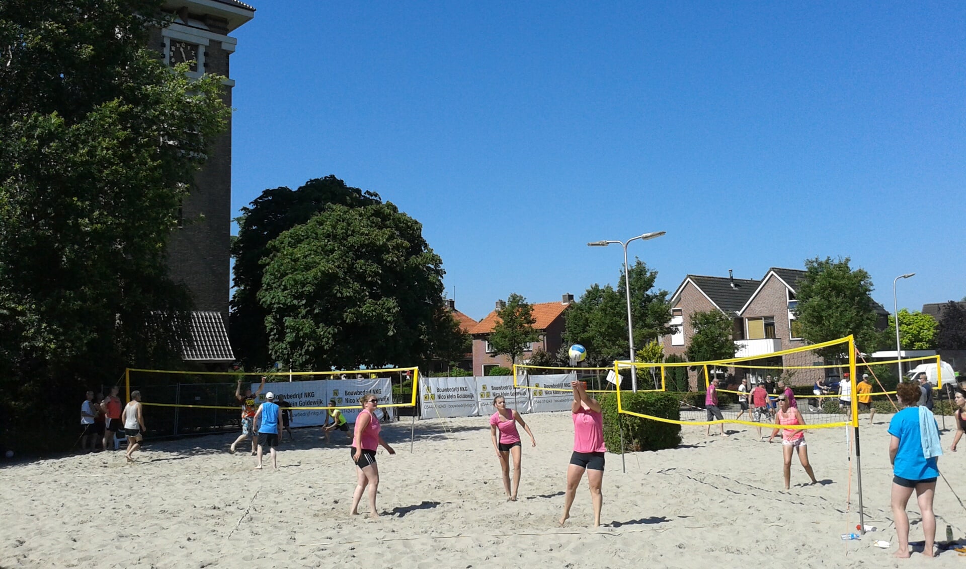 Aankomend weekend is het kerkplein in Mariënvelde omgetoverd in een grote zandbak voor het Marvo Beach Tournooi. Foto: PR