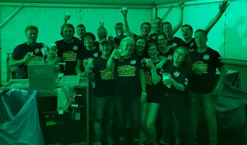 De korfballers van Olympia '22 en de muzikanten van Sophia's Lust proosten na afloop van de bardienst op een geslaagde samenwerking. Foto: PR.