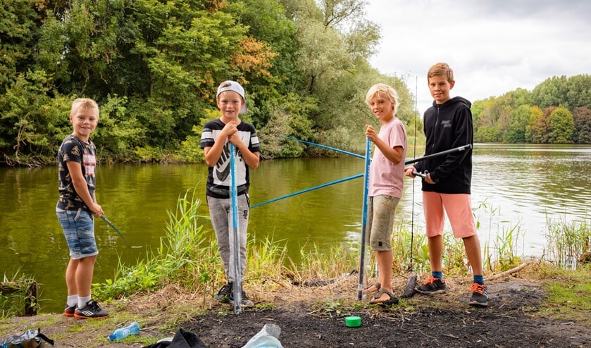 Kinderen kunnen ook zélf vissen tijdens de ZomerVISkaravaan. Foto: Frank van der Burg)