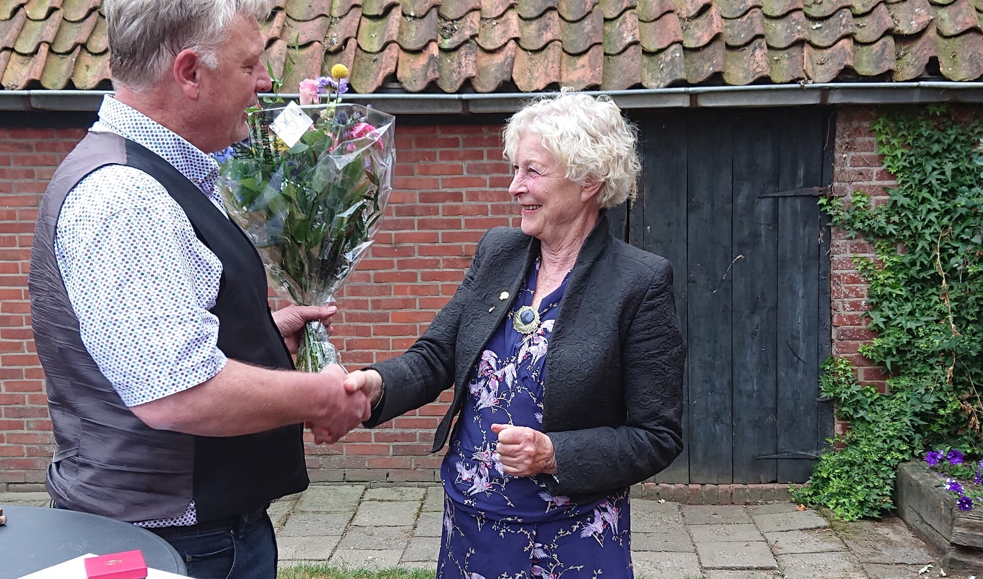 Christine Stigter krijgt speld voor 50 jaar lidmaatschap PvdA. Foto: PR PvdA