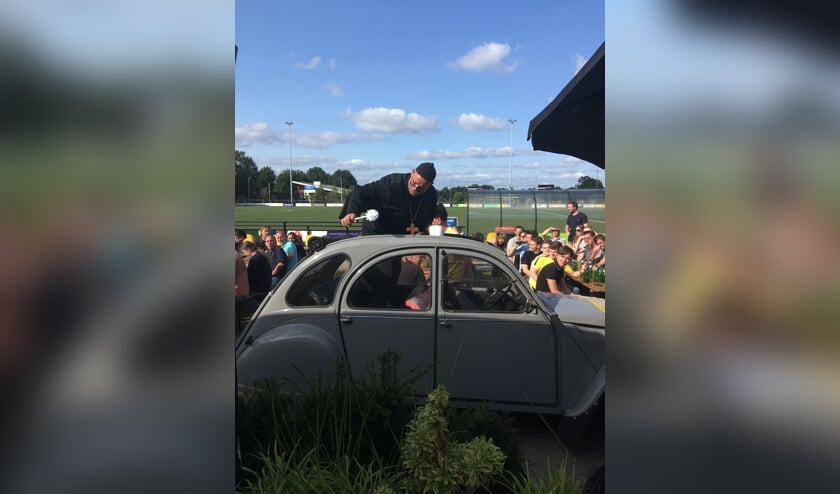 De prijsuitreiking van het HKT werd verricht door Paus Willy II, die met een heuse pausmobiel op sportpark 't Rikkelder arriveerde. Foto: PR.