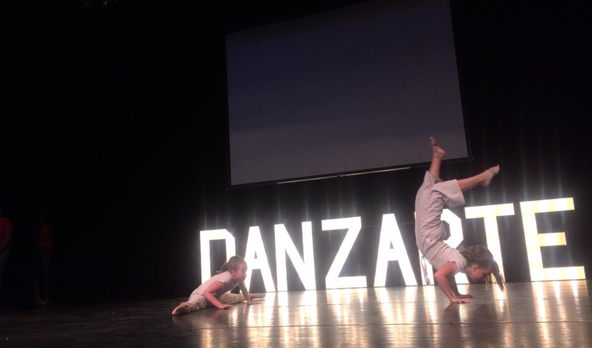 Twee jonge dansers op het podium. Foto: Eva Schipper