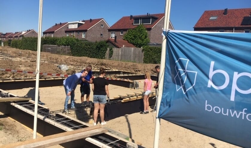 Met het sluiten van de bekisting van de fundering van 2 woningen werd de start van de bouw gevierd. Foto: PR